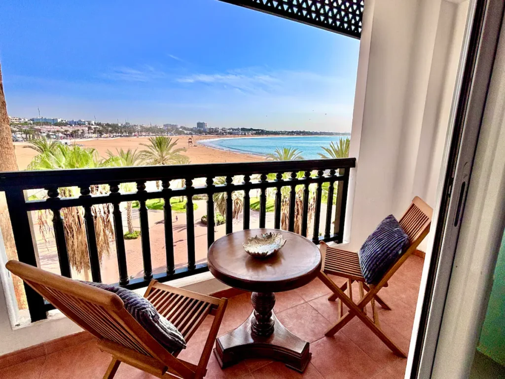 conciergerie agadir agence immobilière airbnb Balcon aménagé avec vue sur la marina d’Agadir