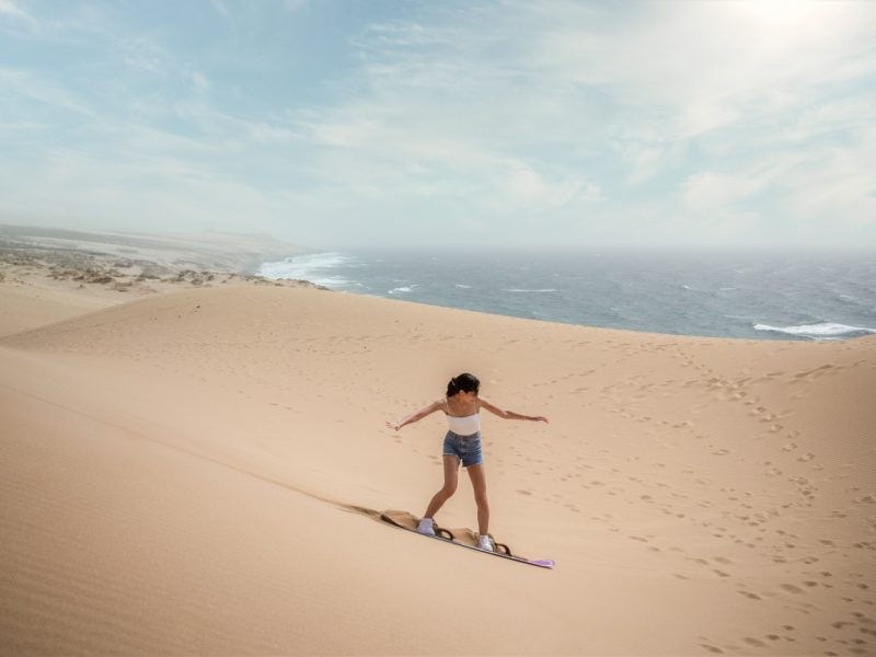Jeune femme en sandboard sur les dunes de Tamri 1280x853 1
