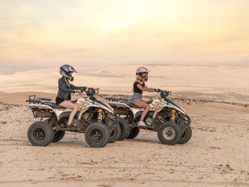 Photo de deux jeunes femmes en quad a Aglou 1280x853 1