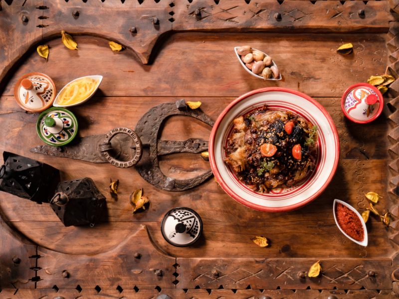 Photo-dun-tajine-sur-une-porte-en-bois-1280x853-1284d